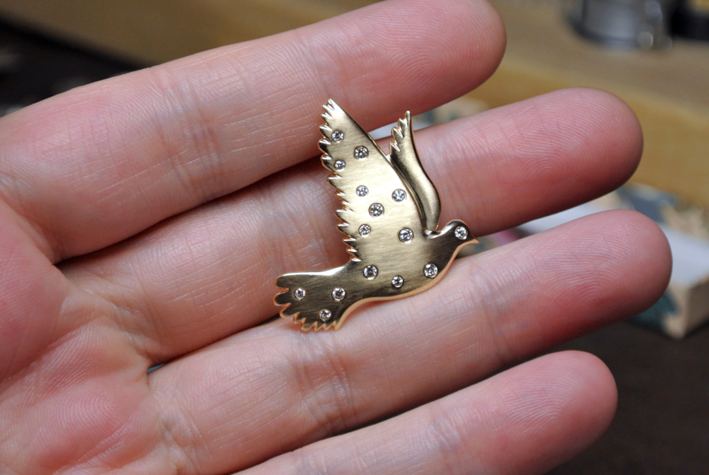 Picture of the 14KY dove with diamonds pin, all done. Showing it quickly in my hand.